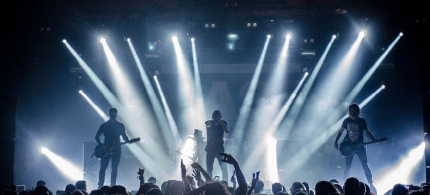 Sikut-Sikutan di Rossi Musik: Mengapa Gigs Kecil Lebih Membekas Ketimbang Festival Megah